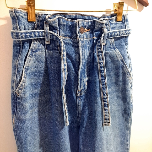 Hollister | ultra high rise mom jean Women's Blue Jean W23 L27 - Picture 2 of 10